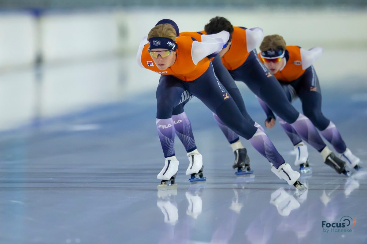 Rinse Franken laag op het ijs, met de spiegeling van de ploeg