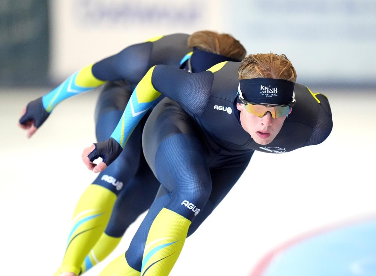 Rinse Franken voorop in de trein in het pak van Team Frysk